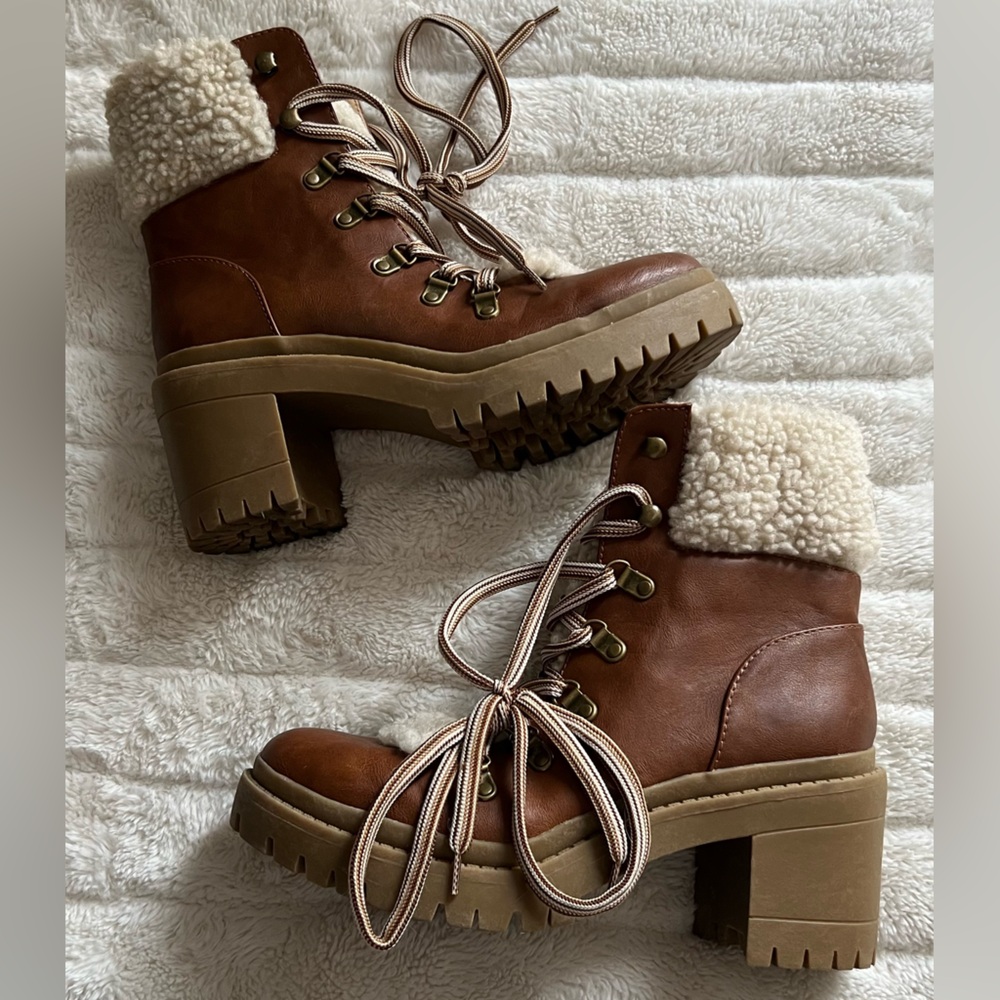 Universal Thread Lug Sole Fur Trim Boots
